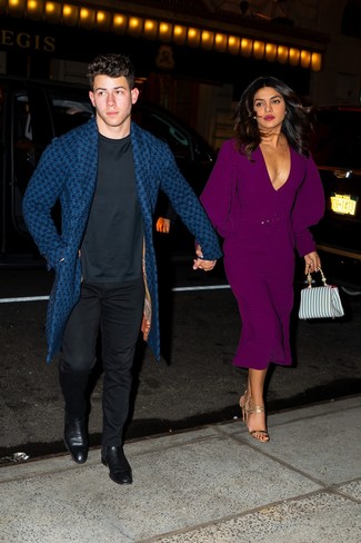 Как носить темно-синее длинное пальто с черными джинсами