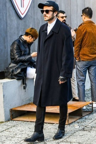 Как носить темно-синее длинное пальто с черными джинсами