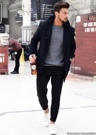 Как носить темно-синее длинное пальто с черными джинсами