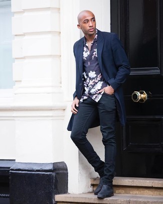 Как носить темно-синее длинное пальто с черными джинсами