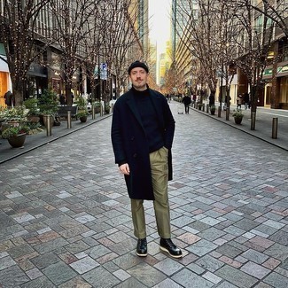 Как носить темно-синее длинное пальто с черными кожаными повседневными ботинками