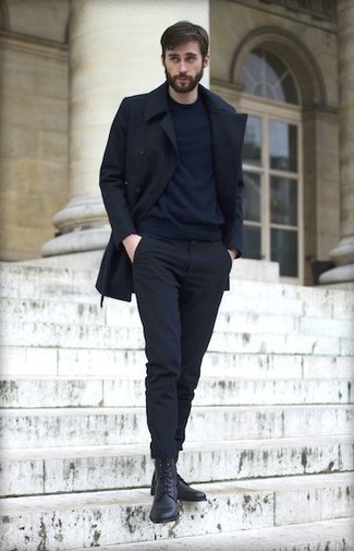 Как носить темно-синее длинное пальто с черными кожаными повседневными ботинками