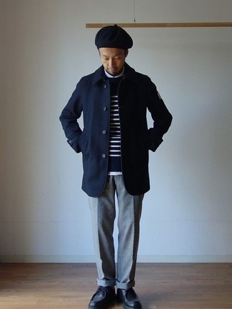 Как носить темно-синее длинное пальто с черными кожаными ботинками дезертами