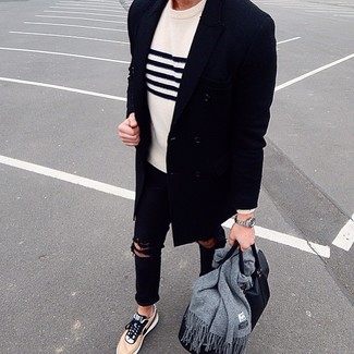 Как носить темно-синее длинное пальто с черными рваными джинсами