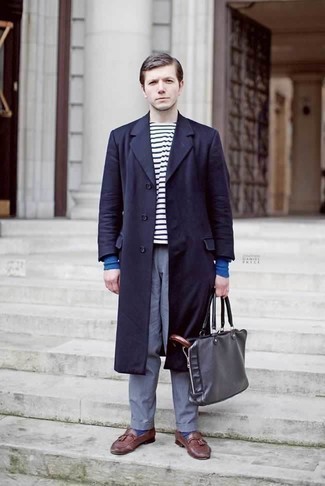 Как носить темно-синее длинное пальто с синими брюками чинос