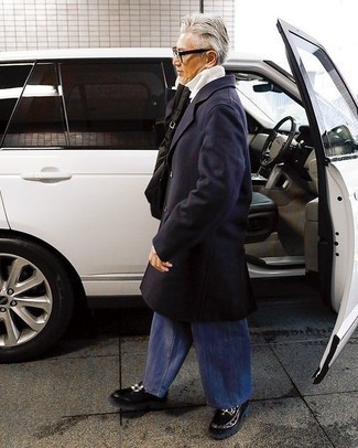 Как носить темно-синее длинное пальто с синими джинсами