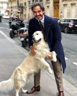 Как носить темно-синее длинное пальто с коричневыми кожаными лоферами