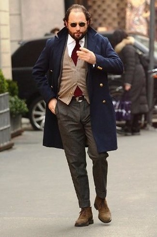 Как носить темно-синее длинное пальто с коричневыми замшевыми ботинками дезертами
