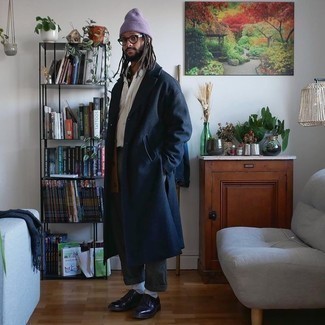 Как носить темно-синее длинное пальто с темно-серыми брюками чинос