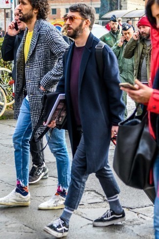 Как носить темно-синее длинное пальто с темно-серыми джинсами