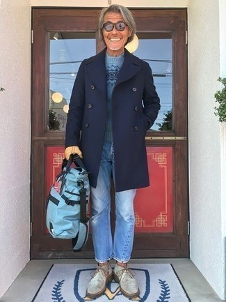 Как носить темно-синее длинное пальто с темно-серыми замшевыми ботинками дезертами