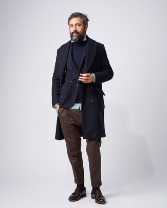 Как носить темно-синее длинное пальто с темно-коричневыми брюками чинос