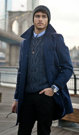 Как носить темно-синее длинное пальто с серым вязаным свитером