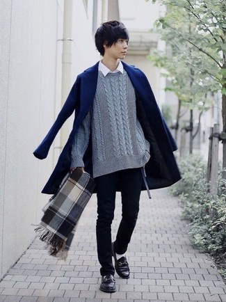 Как носить темно-синее длинное пальто с серым вязаным свитером