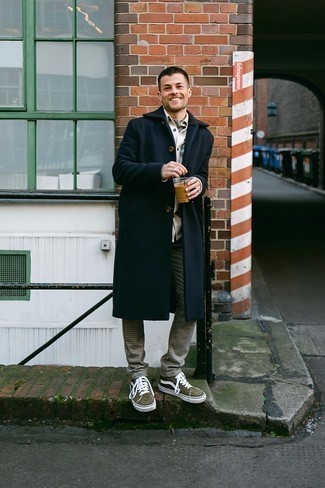 Как носить темно-синее длинное пальто с серыми брюками чинос в клетку