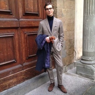 Как носить темно-синее длинное пальто с серым костюмом