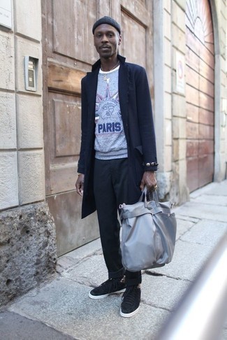 Какие высокие кеды носить с темно-синим длинным пальто