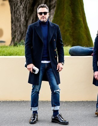 Какие джинсы носить с темно-синим длинным пальто