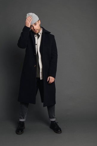 Какие джинсы носить с темно-синим длинным пальто