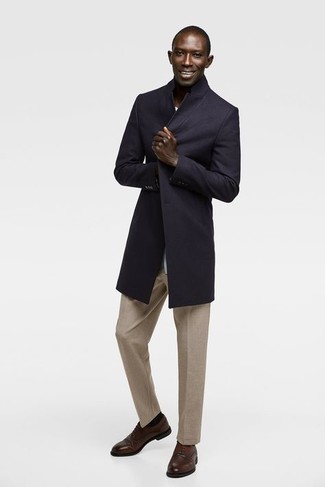 Как носить темно-синее длинное пальто с светло-коричневыми брюками чинос