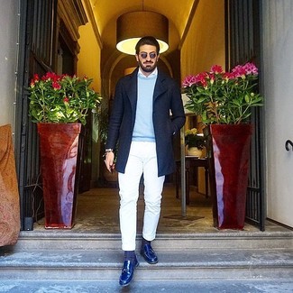 Как носить темно-синее длинное пальто с голубым свитером с круглым вырезом