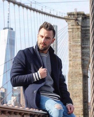 Как носить темно-синее длинное пальто с голубыми рваными джинсами