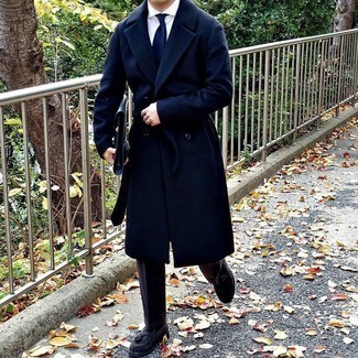 Какие лоферы носить с темно-синим длинным пальто