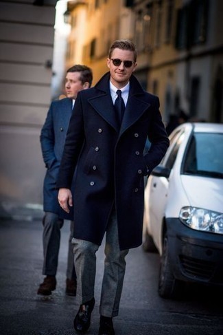 Какие лоферы носить с темно-синим длинным пальто