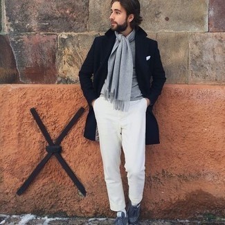 Как носить темно-синее длинное пальто с темно-синими кроссовками