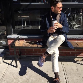 Как носить темно-синее длинное пальто с темно-синими кроссовками