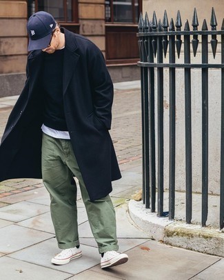 Какие свитшоты носить с темно-синим длинным пальто