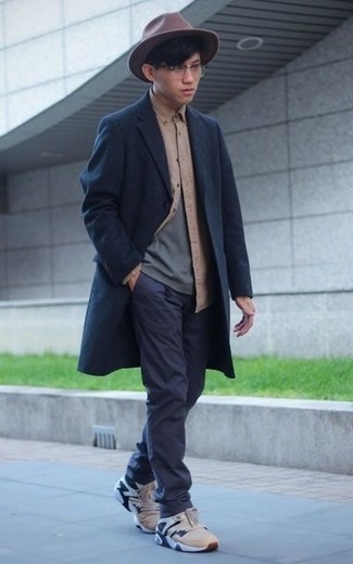 Как носить темно-синее длинное пальто с светло-коричневыми кроссовками