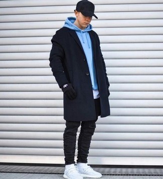 Как носить темно-синее длинное пальто с белыми кроссовками