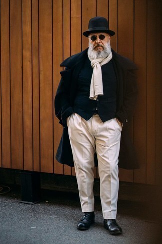 Как носить темно-синее длинное пальто с белыми классическими брюками