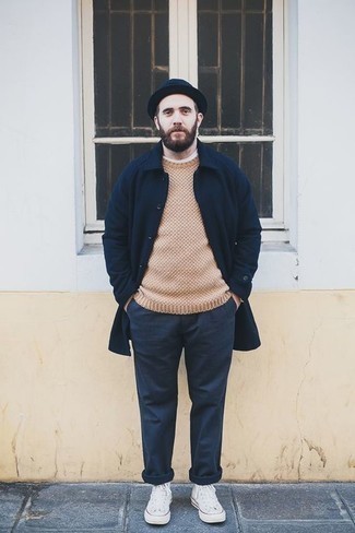 Как носить темно-синее длинное пальто с белыми высокими кедами