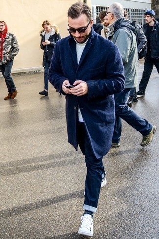 Как носить темно-синее длинное пальто с белыми низкими кедами