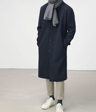 Как носить темно-синее длинное пальто с белыми низкими кедами