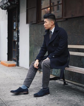 Какие длинные пальто носить с темно-синими оксфордами