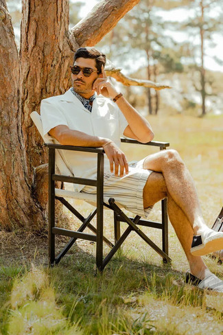 С чем носить темно-синюю бандану с "огурцами" мужчине