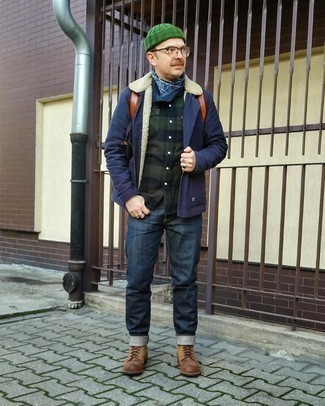 С чем носить темно-синюю бандану с "огурцами" мужчине