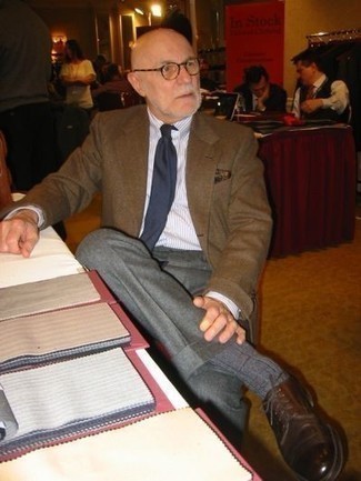 С чем носить темно-синий нагрудный платок с "огурцами"