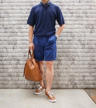 С чем носить темно-синие шорты с "огурцами" мужчине