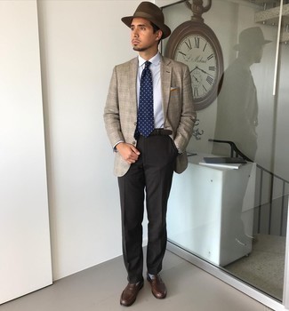 С чем носить темно-синий галстук с "огурцами" мужчине