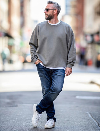 С чем носить темно-синие брюки мужчине