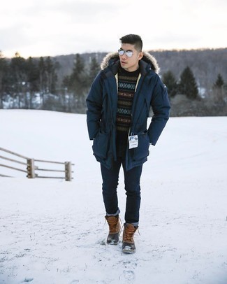 Как носить темно-синюю парку с коричневым кожаным зимними ботинками мужчине