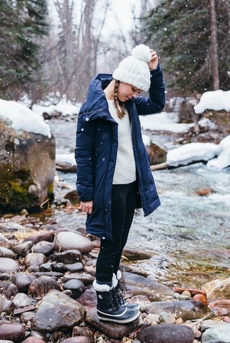 Какие вязаные свитера носить с темно-синей паркой женщине