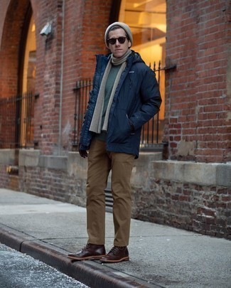 Какие брюки чинос носить с темно-синей паркой