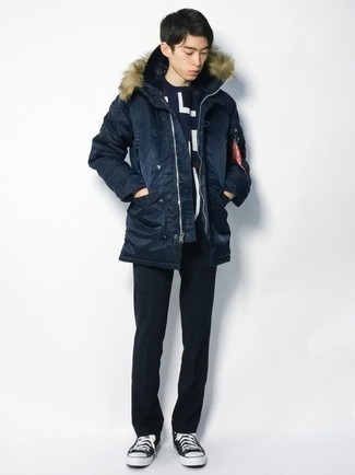 Какие свитера с круглым вырезом носить с темно-синей паркой мужчине