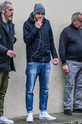 Какие джинсы носить с темно-синей паркой мужчине