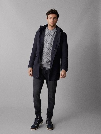 Какие джинсы носить с темно-синей паркой мужчине